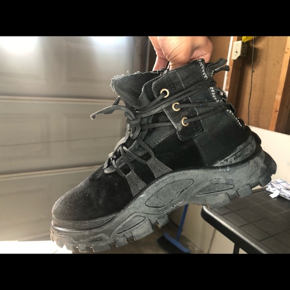 Black boots - Picture 3 of 5